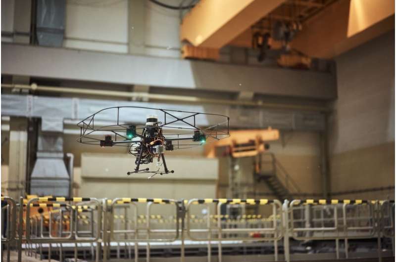 Исследователи демонстрируют технологию автономности дронов на хакатоне EnRicH в 2021 году.